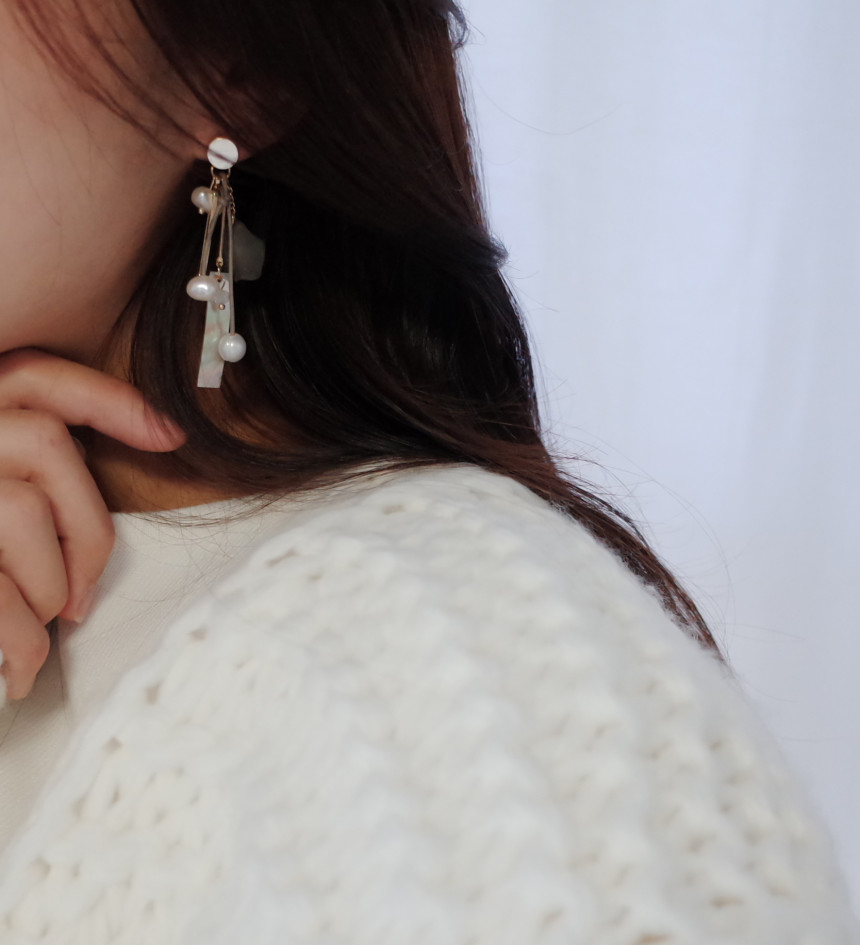 Boeing mother-of-pearl mix Gray earrings Stylish c