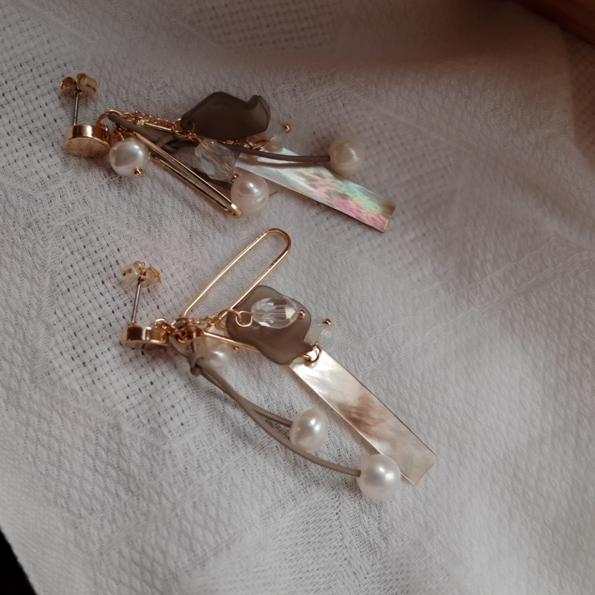 Boeing mother-of-pearl mix Gray earrings Stylish c