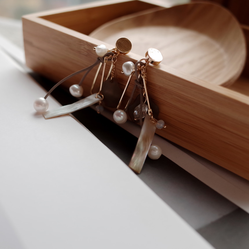 Boeing mother-of-pearl mix Gray earrings Stylish c