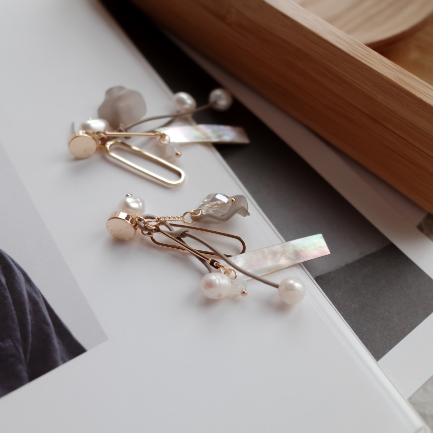 Boeing mother-of-pearl mix Gray earrings Stylish c