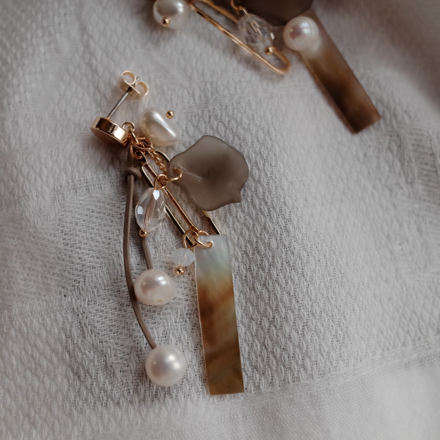 Boeing mother-of-pearl mix Gray earrings Stylish c