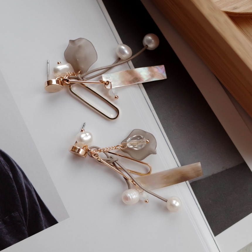 Boeing mother-of-pearl mix Gray earrings Stylish c