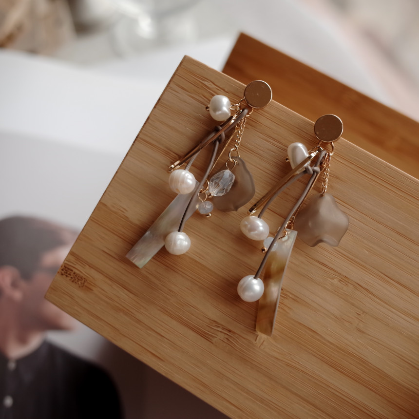 Boeing mother-of-pearl mix Gray earrings Stylish c