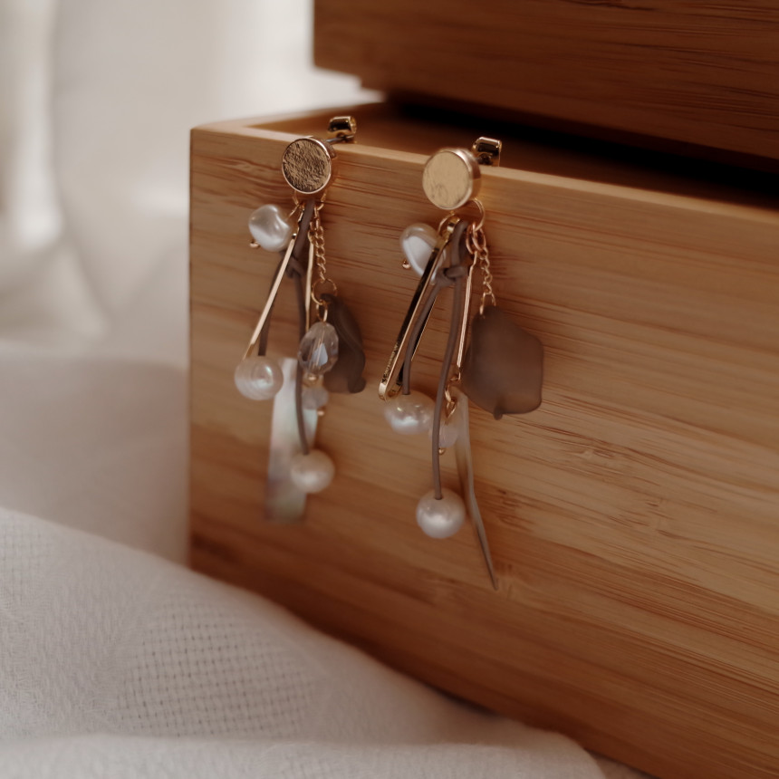 Boeing mother-of-pearl mix Gray earrings Stylish c