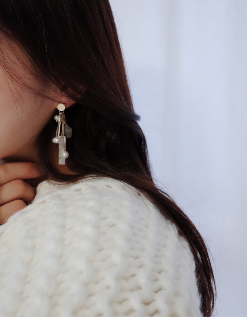 Boeing mother-of-pearl mix Gray earrings Stylish c