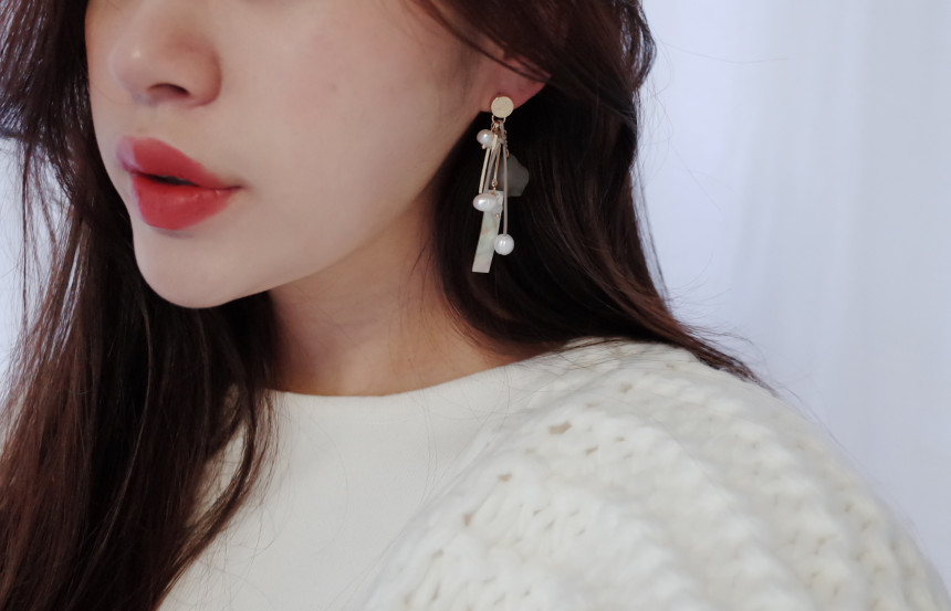 Boeing mother-of-pearl mix Gray earrings Stylish c