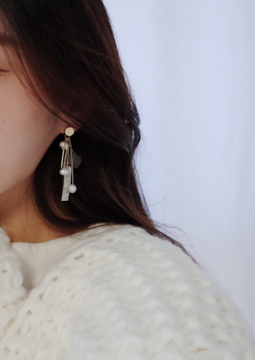 Boeing mother-of-pearl mix Gray earrings Stylish c