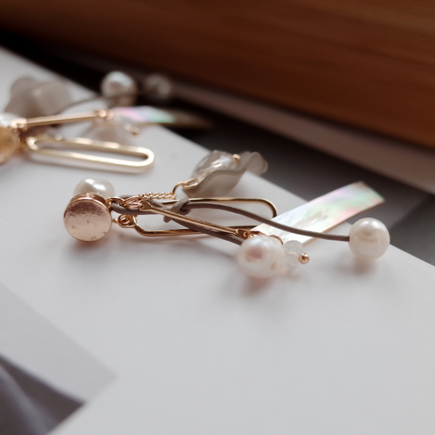 Boeing mother-of-pearl mix Gray earrings Stylish c