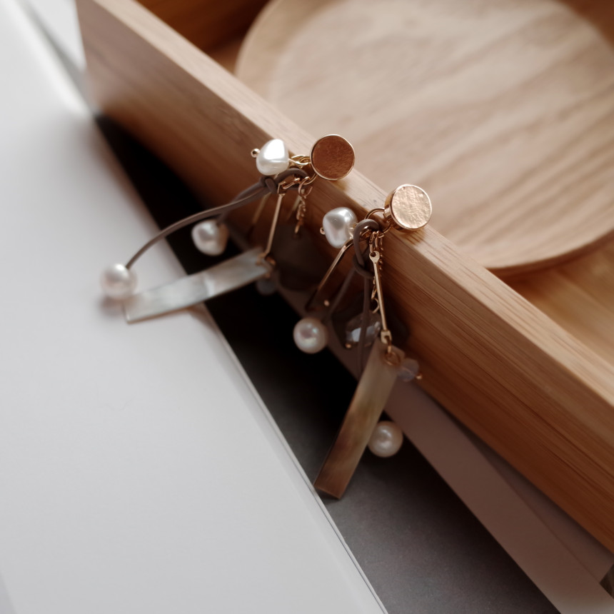 Boeing mother-of-pearl mix Gray earrings Stylish c