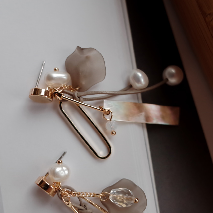 Boeing mother-of-pearl mix Gray earrings Stylish c
