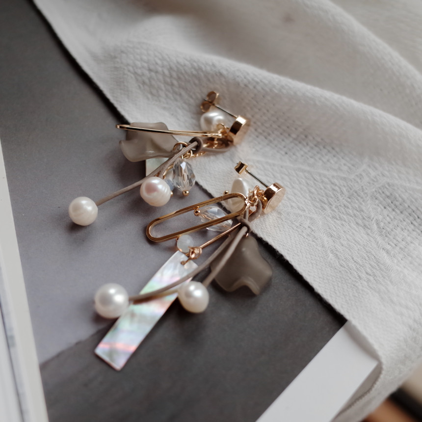 Boeing mother-of-pearl mix Gray earrings Stylish c