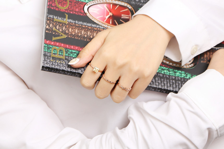 <b><p>Rose Gold Mi cutting Guard Luxurious accessoes</p></b><b><p>ローズゴールド マイ カッティング ガードリ 高級感のあるアクセサリー 愛を感じ</p></b><br /><br /><p align='center'>