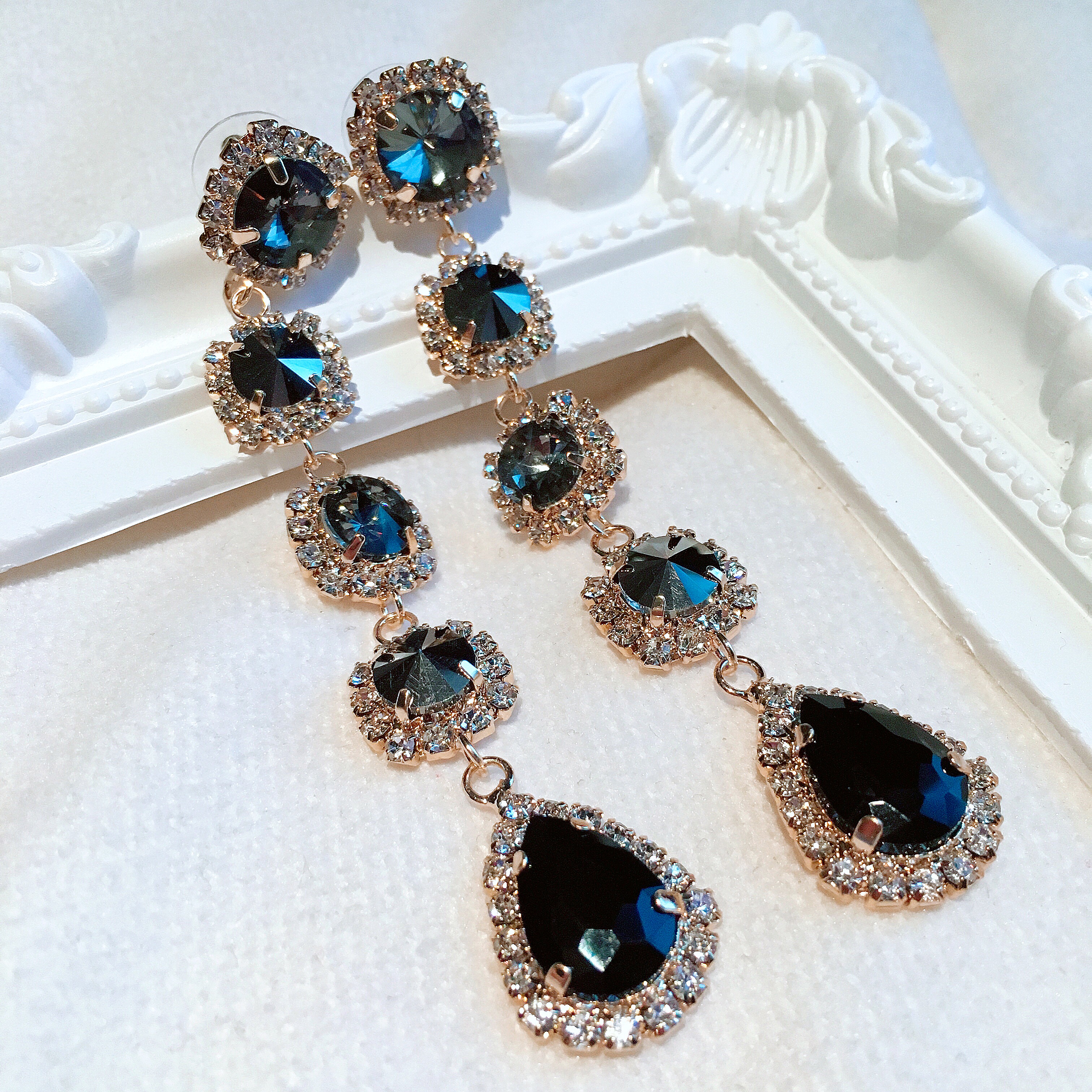 A drop of water drop earrings made of luxuriously 