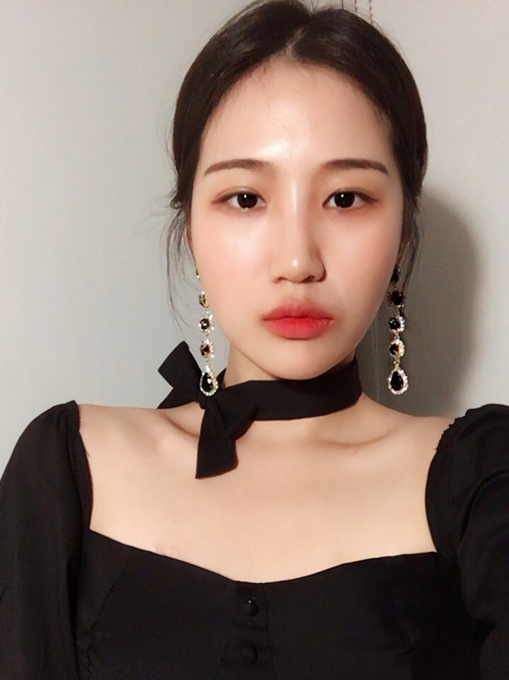 A drop of water drop earrings made of luxuriously 