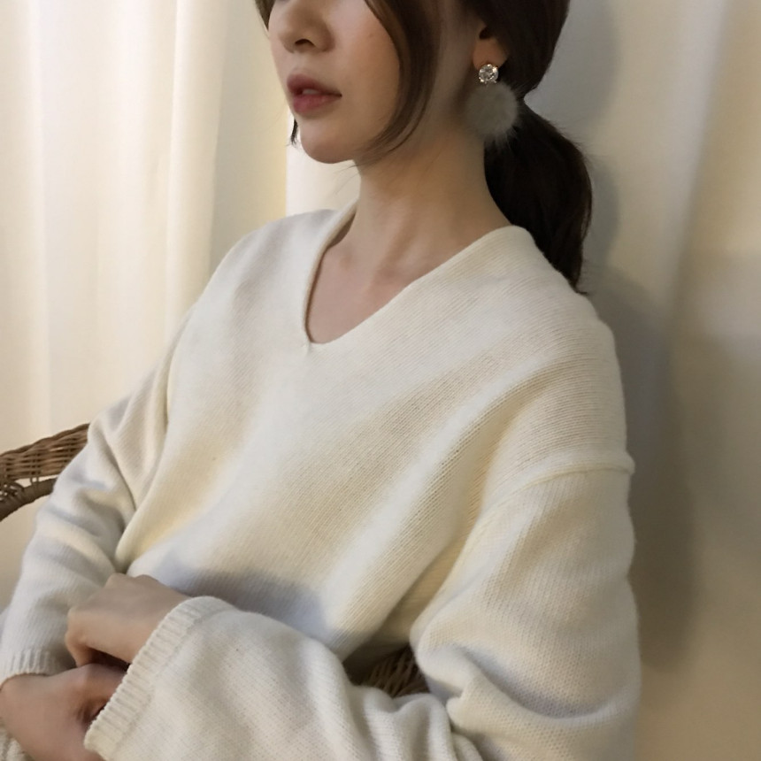 Cubic ball mink earrings Minimal cuticle coordinat