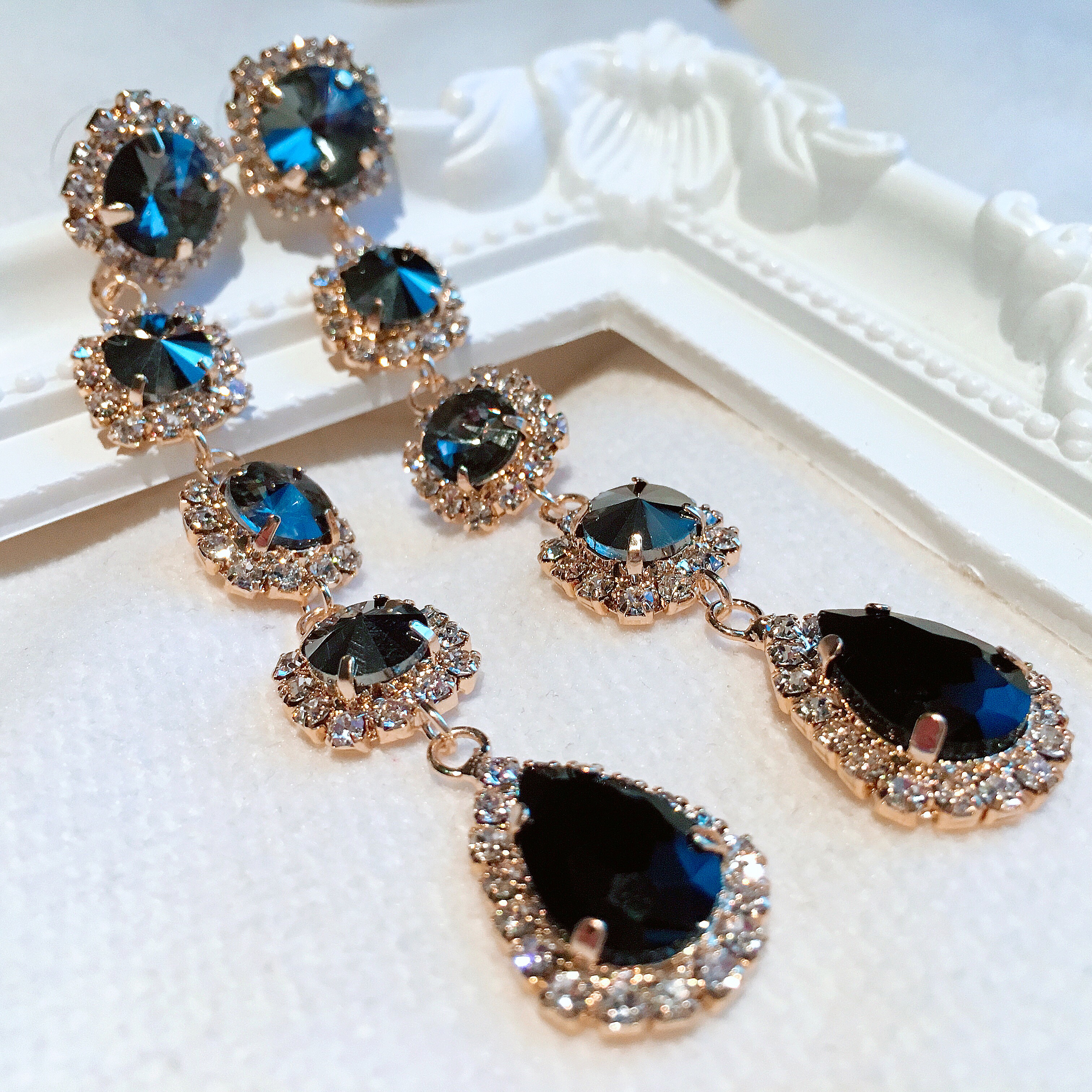 A drop of water drop earrings made of luxuriously 