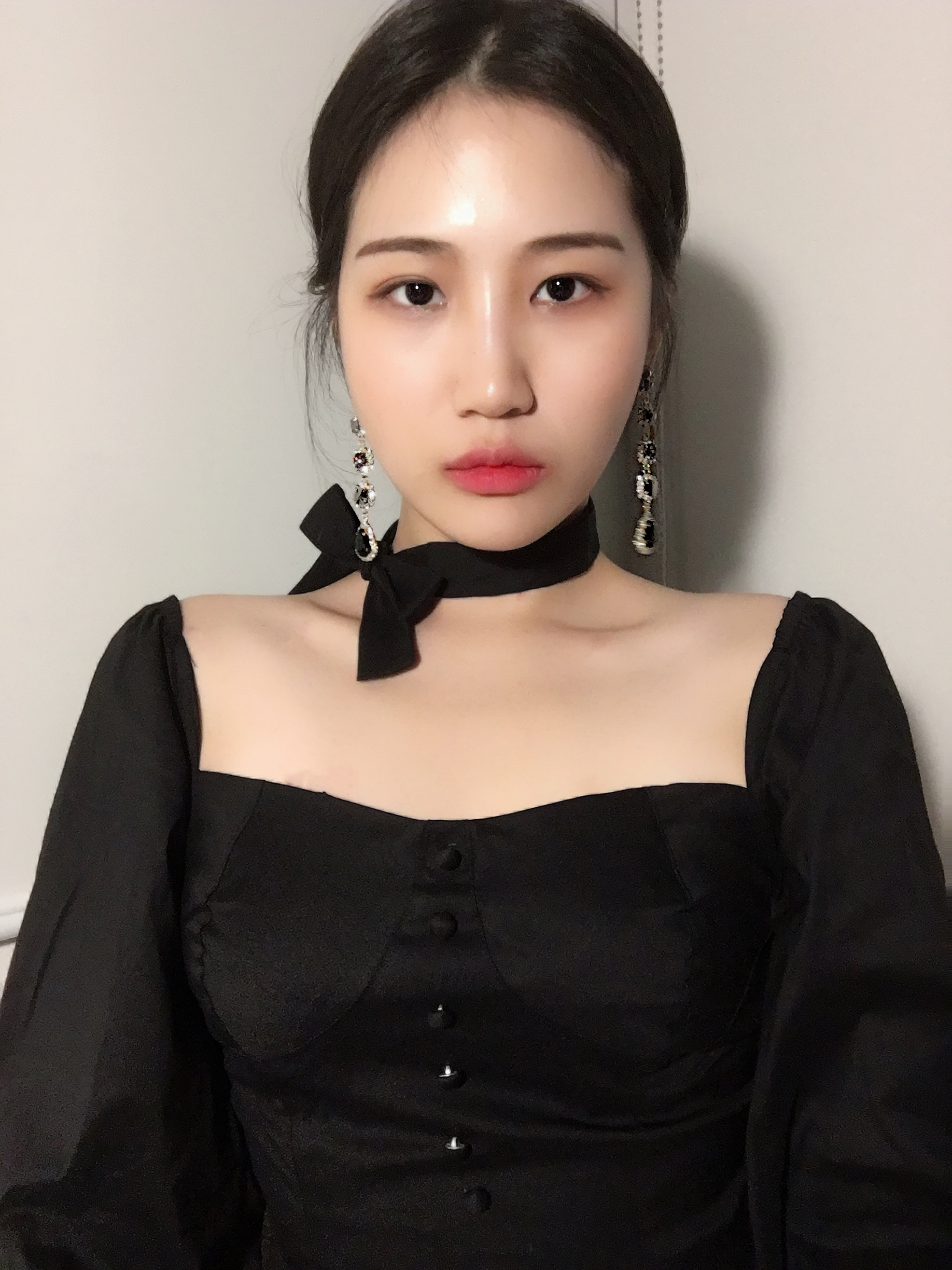 A drop of water drop earrings made of luxuriously 