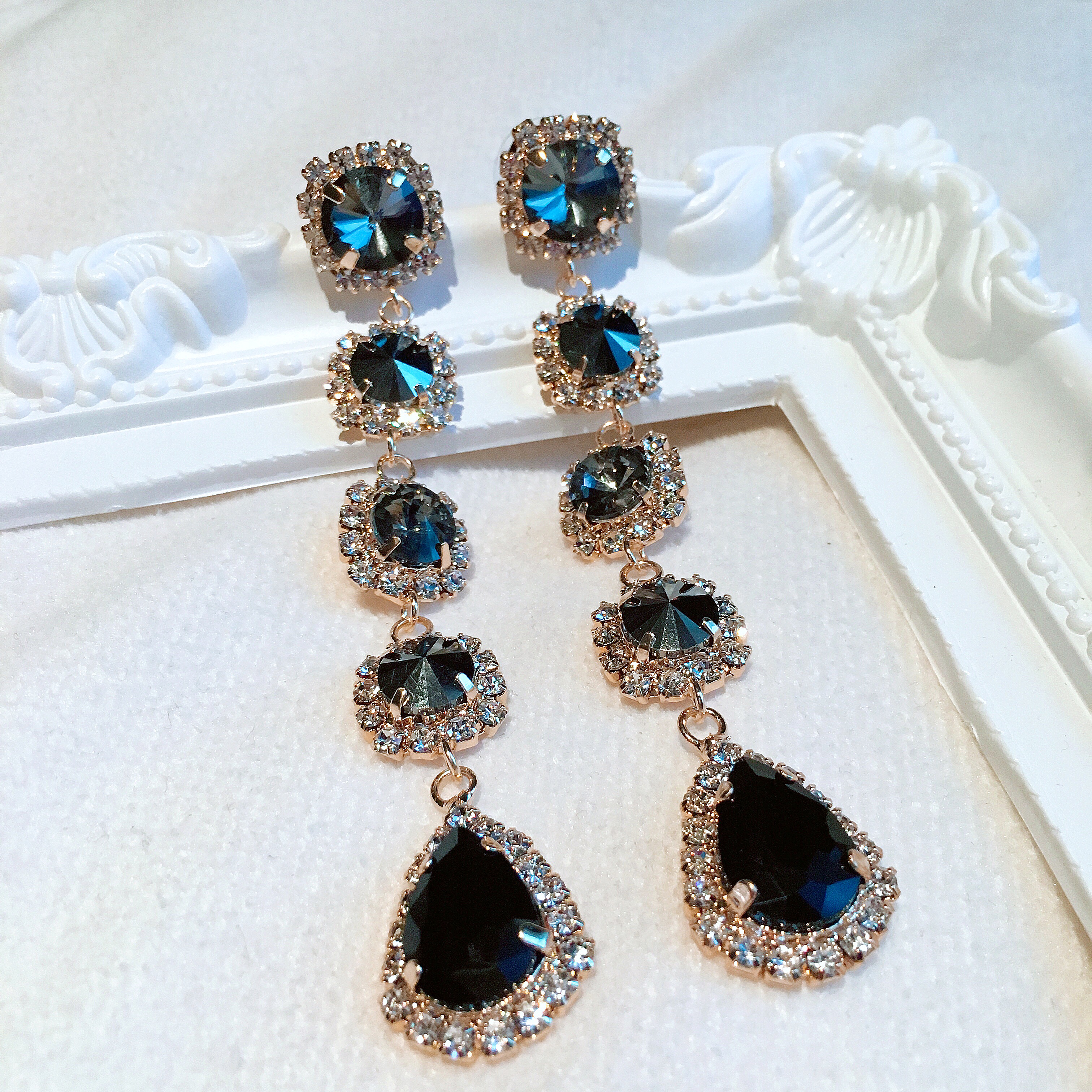 A drop of water drop earrings made of luxuriously 