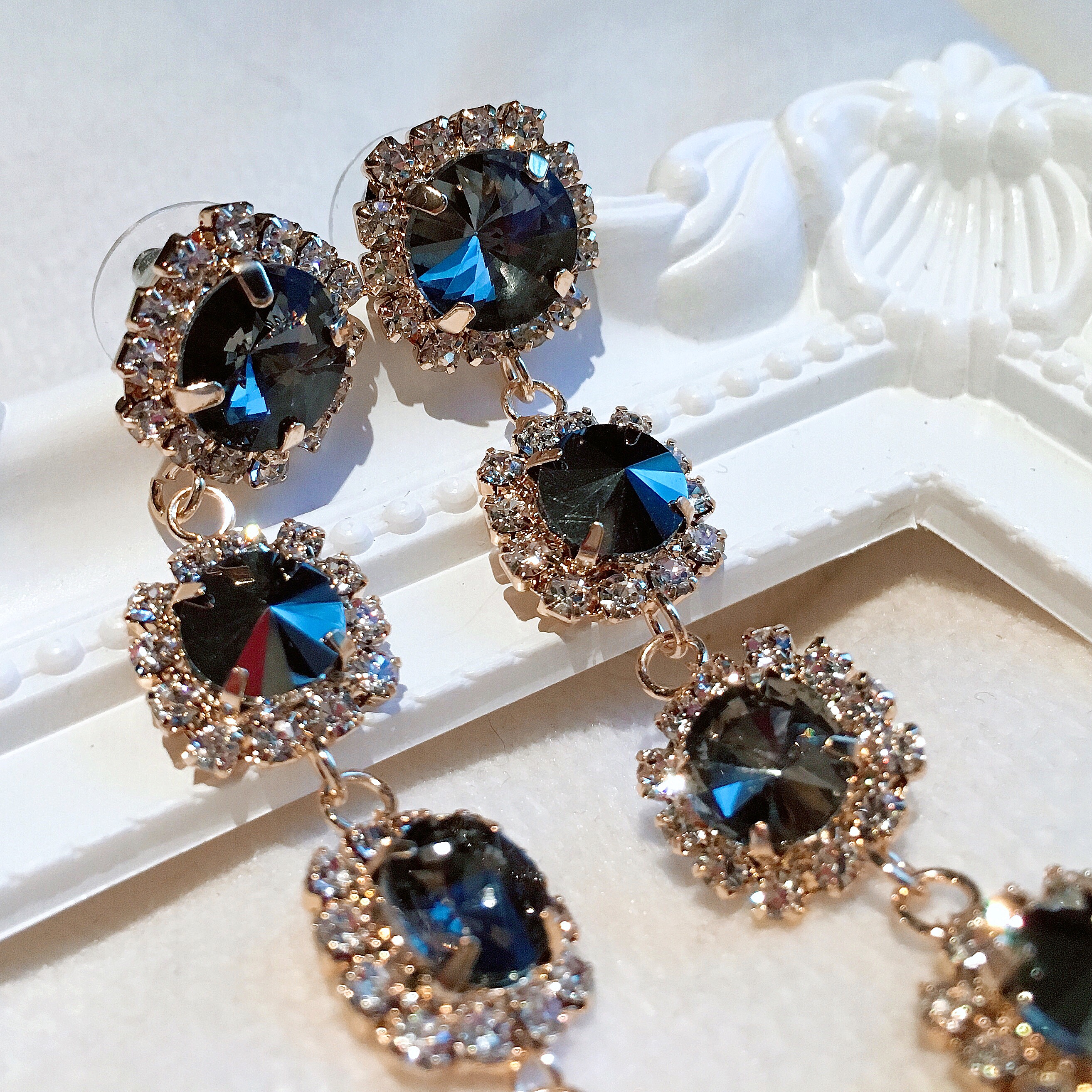 A drop of water drop earrings made of luxuriously 