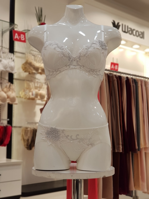 Wacoal Flower motif bra WBR1855 WH Sparkling and l