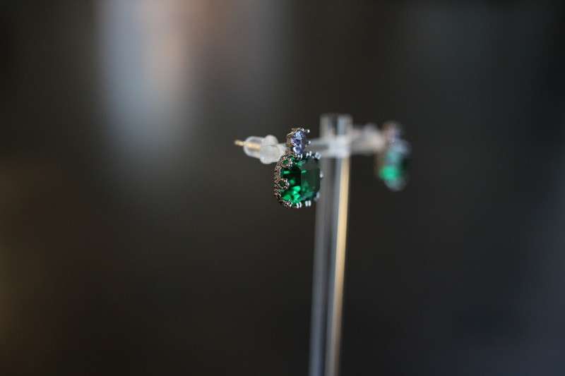 <b><p>Vivid color point earrg 2r Woman silver fele</p></b><b><p>ビビッド カラー ポイント イヤリング 2色 ヨジャウン シルバー 女性 キューク</p></b><br /><br /><p align='center'>