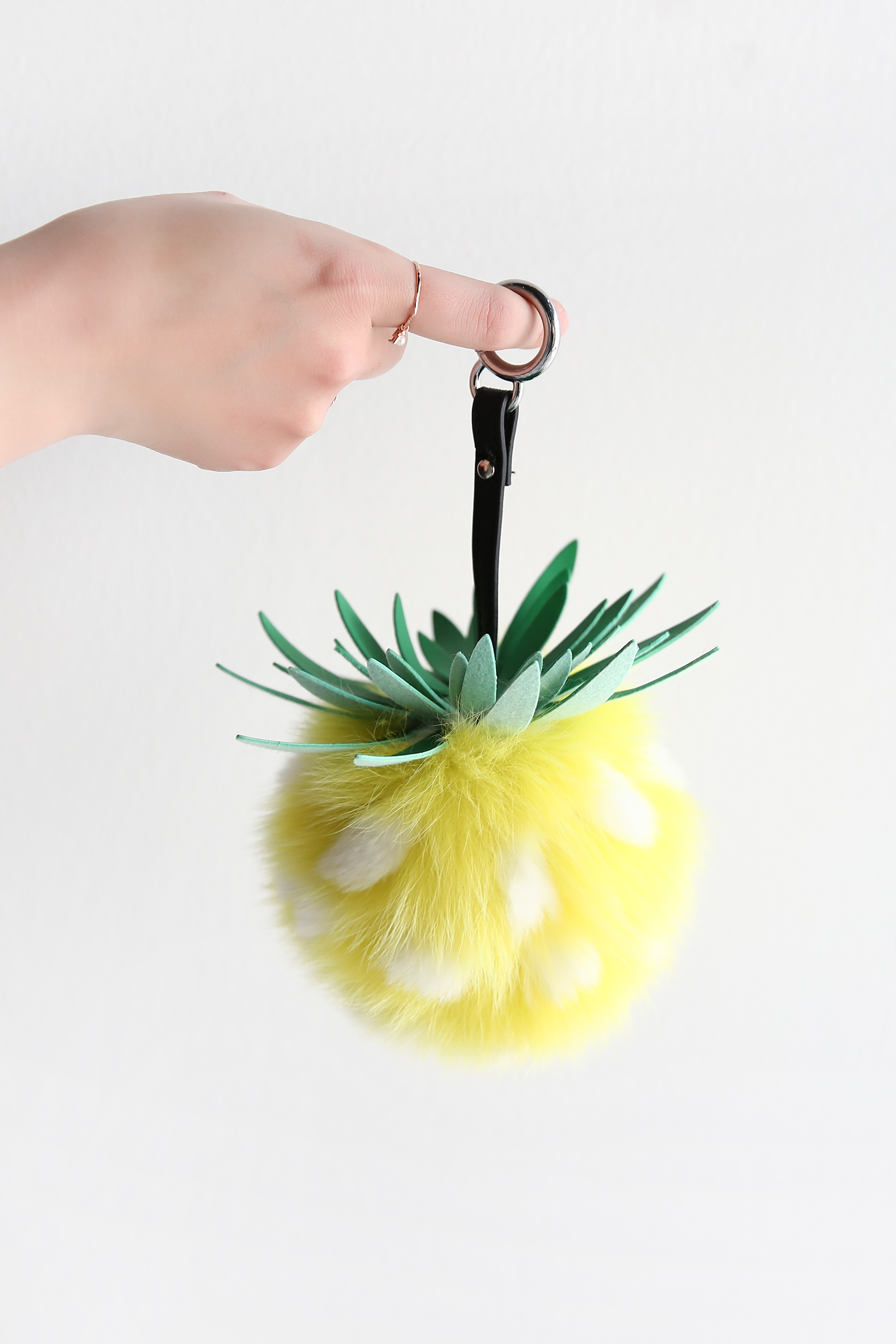 Pineapple Saga Fox Keyring Fur Foam Foam Professio
