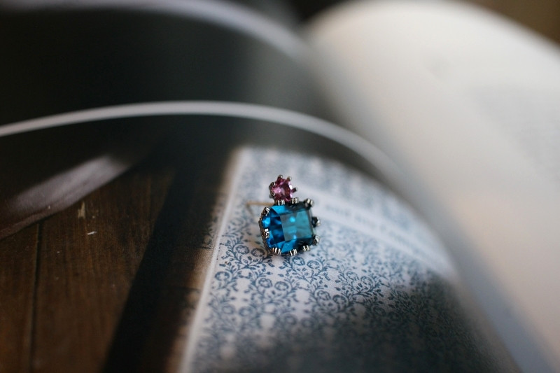 <b><p>Vivid color point earrg 2r Woman silver fele</p></b><b><p>ビビッド カラー ポイント イヤリング 2色 ヨジャウン シルバー 女性 キューク</p></b><br /><br /><p align='center'>