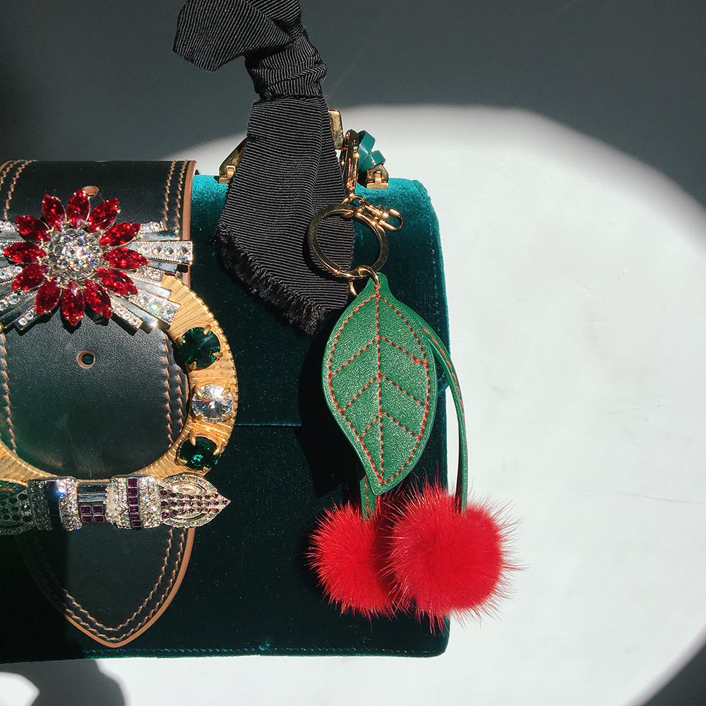 Black Heart Fox Pera Cherry Drop Keyring Pom-Form 