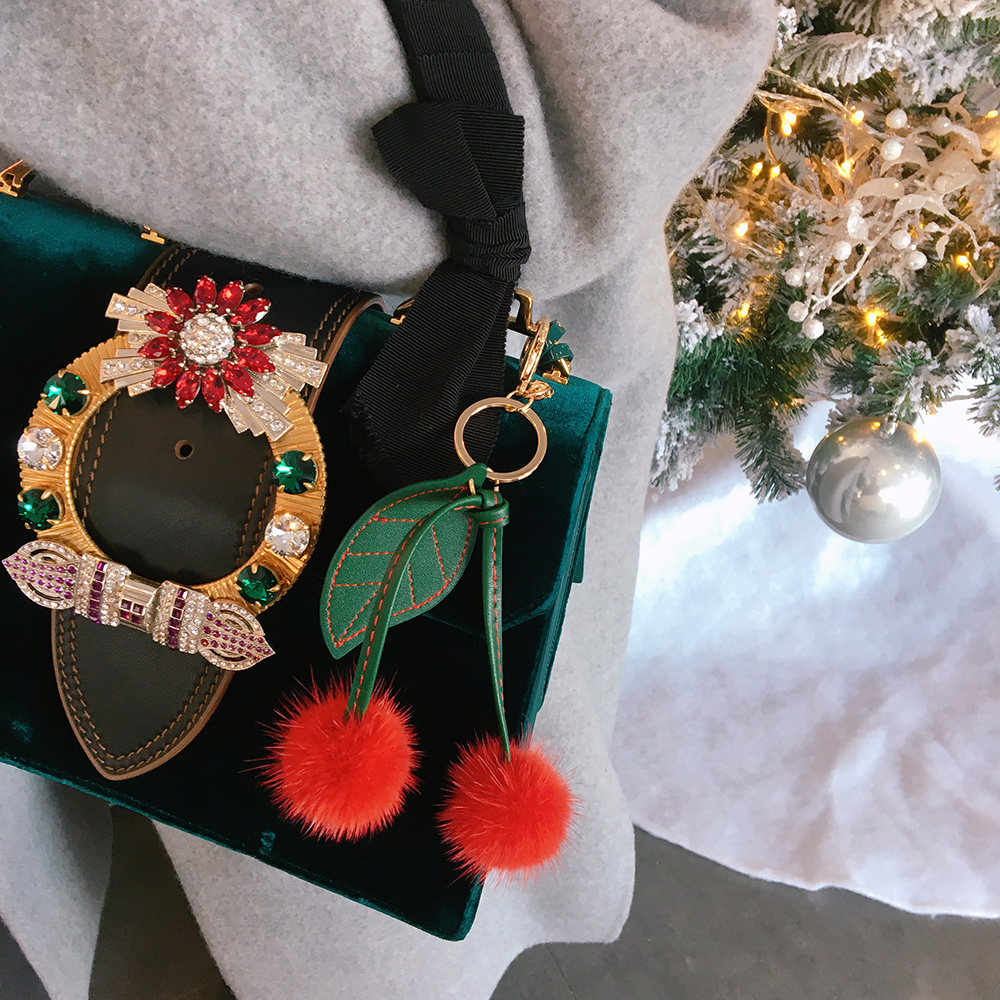 Black Heart Fox Pera Cherry Drop Keyring Pom-Form 