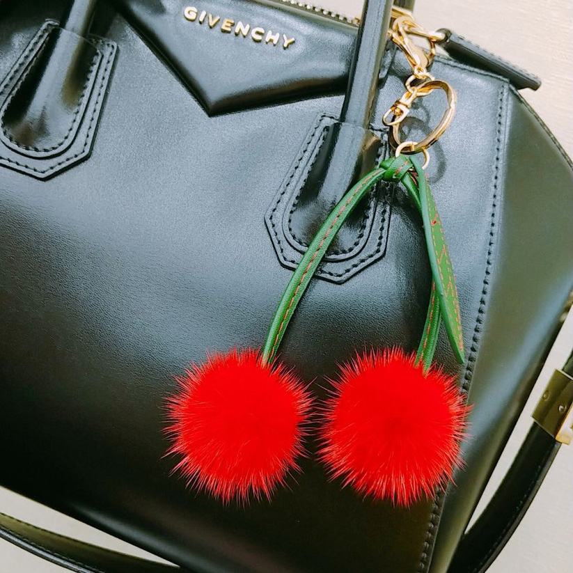 Black Heart Fox Pera Cherry Drop Keyring Pom-Form 