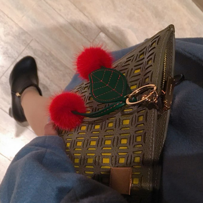 Black Heart Fox Pera Cherry Drop Keyring Pom-Form 