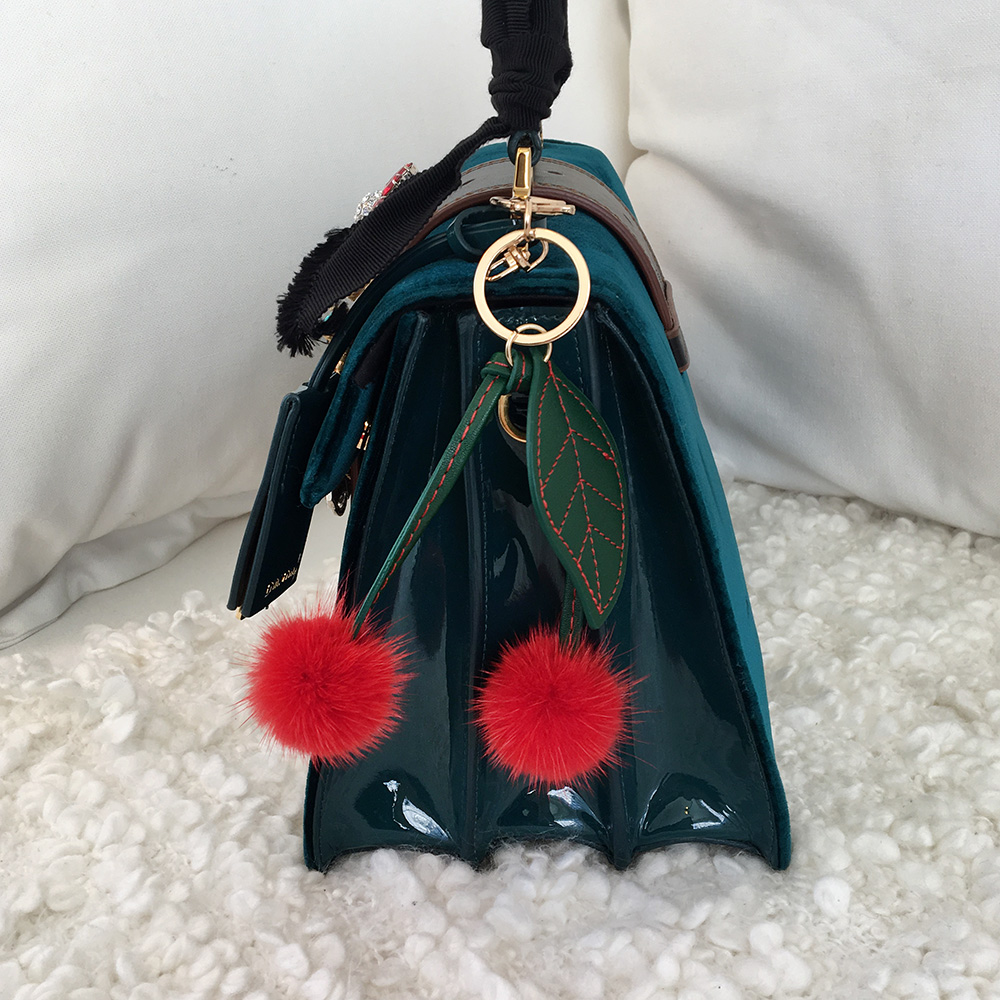 Black Heart Fox Pera Cherry Drop Keyring Pom-Form 