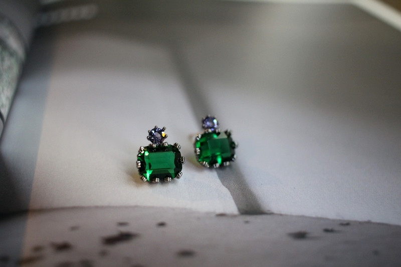 <b><p>Vivid color point earrg 2r Woman silver fele</p></b><b><p>ビビッド カラー ポイント イヤリング 2色 ヨジャウン シルバー 女性 キューク</p></b><br /><br /><p align='center'>