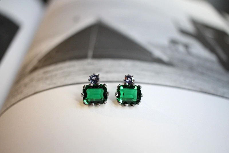 <b><p>Vivid color point earrg 2r Woman silver fele</p></b><b><p>ビビッド カラー ポイント イヤリング 2色 ヨジャウン シルバー 女性 キューク</p></b><br /><br /><p align='center'>