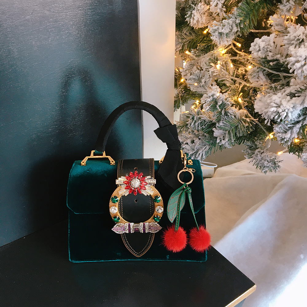 Black Heart Fox Pera Cherry Drop Keyring Pom-Form 