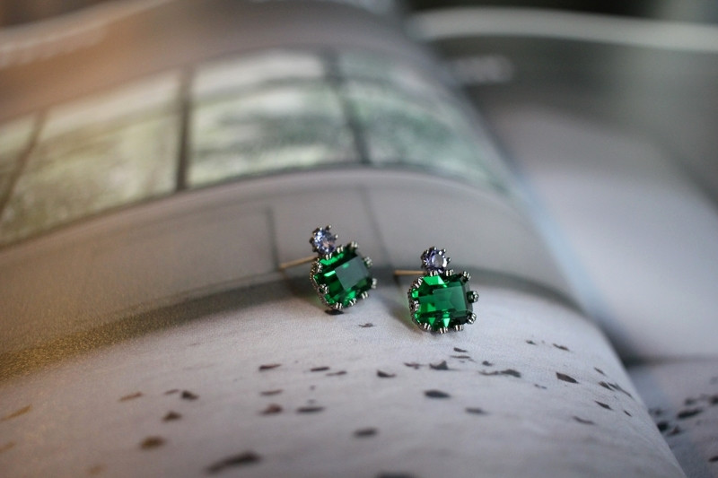 <b><p>Vivid color point earrg 2r Woman silver fele</p></b><b><p>ビビッド カラー ポイント イヤリング 2色 ヨジャウン シルバー 女性 キューク</p></b><br /><br /><p align='center'>