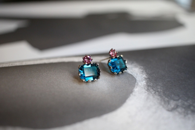 <b><p>Vivid color point earrg 2r Woman silver fele</p></b><b><p>ビビッド カラー ポイント イヤリング 2色 ヨジャウン シルバー 女性 キューク</p></b><br /><br /><p align='center'>