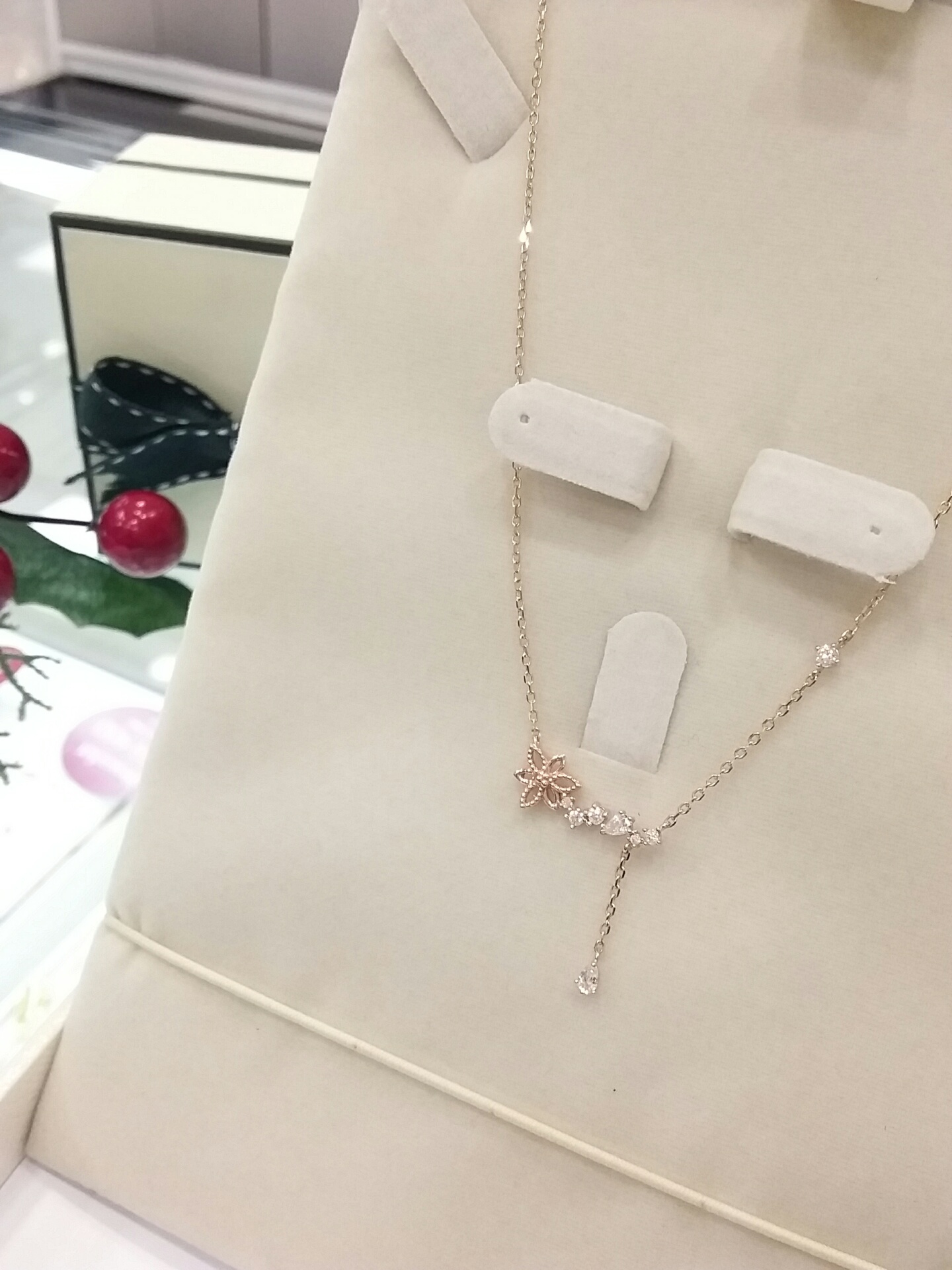 Lloyd's Love and Poinsettia Necklace LNN17213G 