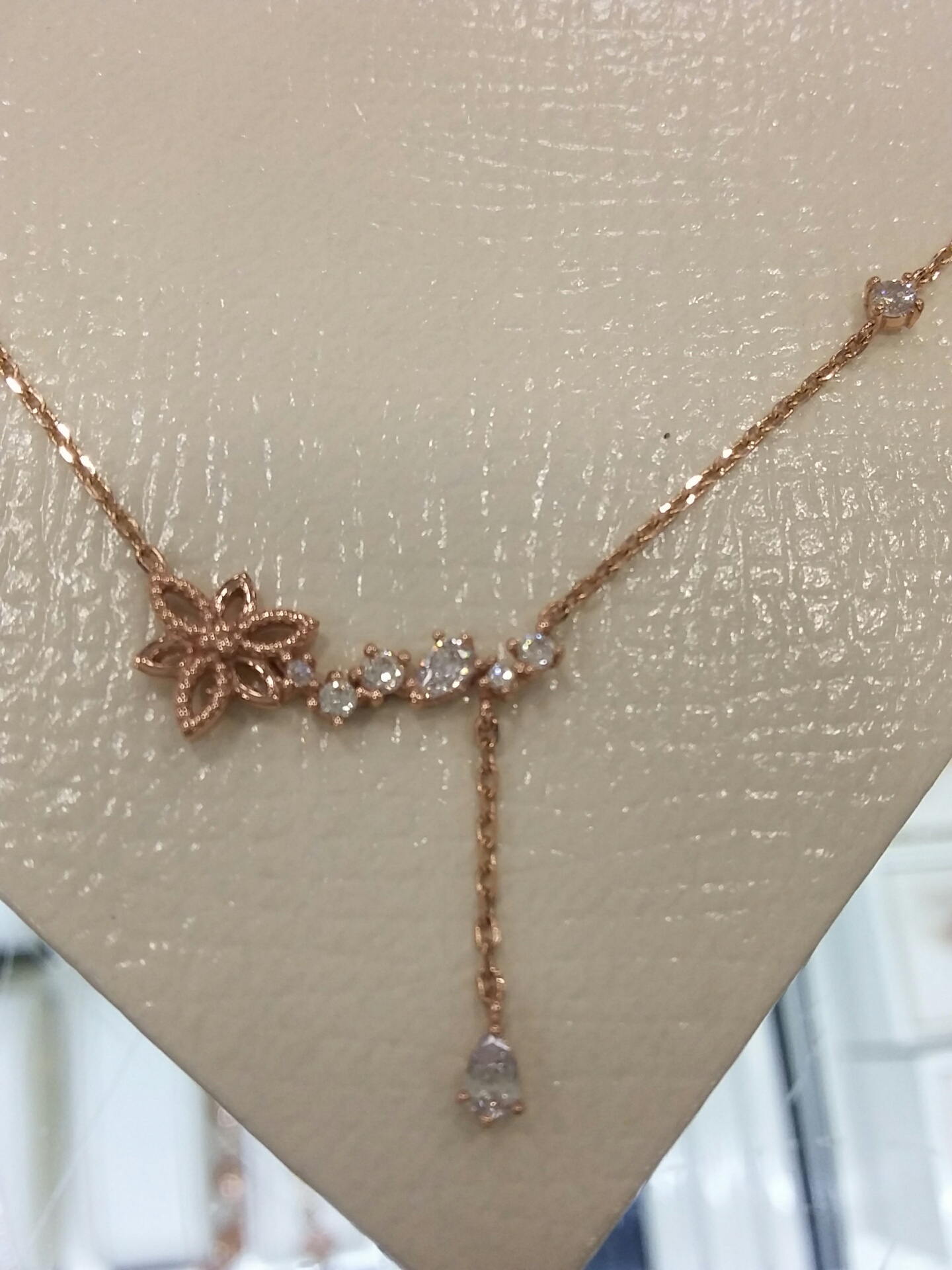 Lloyd's Love and Poinsettia Necklace LNN17213G 