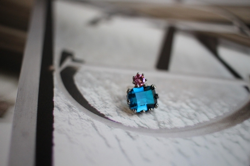 <b><p>Vivid color point earrg 2r Woman silver fele</p></b><b><p>ビビッド カラー ポイント イヤリング 2色 ヨジャウン シルバー 女性 キューク</p></b><br /><br /><p align='center'>