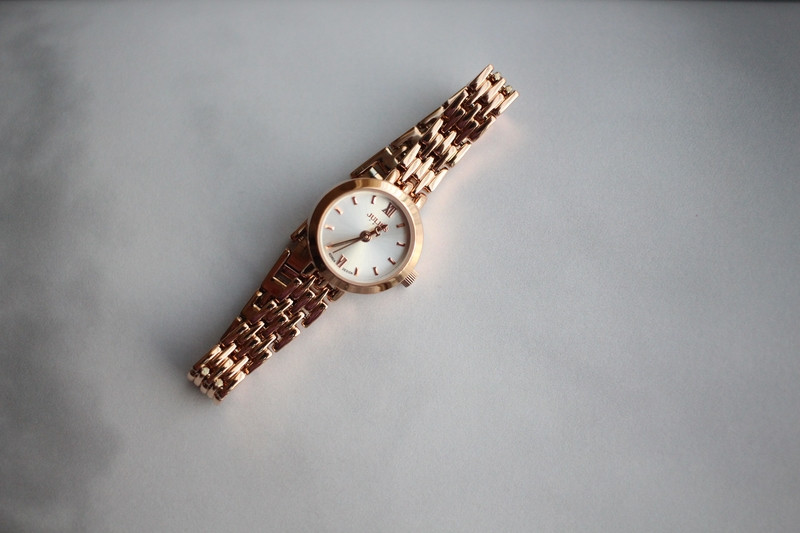 <b><p>round Classy Rose Gold Woman metal watch</p></b><b><p>ラウンド クラス時 ローズゴールド 女性メタル時計 のファッション 手首 洗練された</p></b><br /><br /><p align='center'>