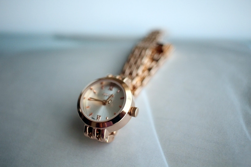 <b><p>round Classy Rose Gold Woman metal watch</p></b><b><p>ラウンド クラス時 ローズゴールド 女性メタル時計 のファッション 手首 洗練された</p></b><br /><br /><p align='center'>