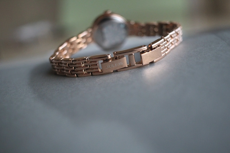 <b><p>round Classy Rose Gold Woman metal watch</p></b><b><p>ラウンド クラス時 ローズゴールド 女性メタル時計 のファッション 手首 洗練された</p></b><br /><br /><p align='center'>