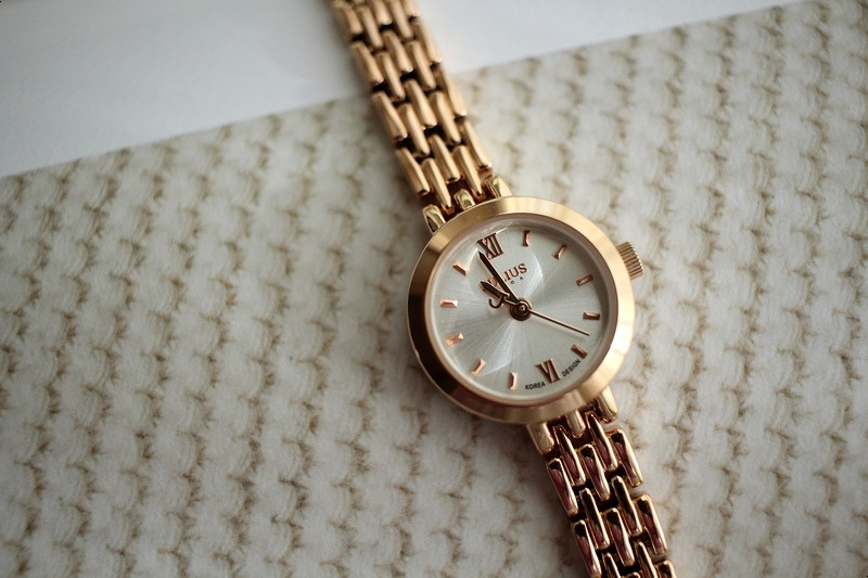 <b><p>round Classy Rose Gold Woman metal watch</p></b><b><p>ラウンド クラス時 ローズゴールド 女性メタル時計 のファッション 手首 洗練された</p></b><br /><br /><p align='center'>