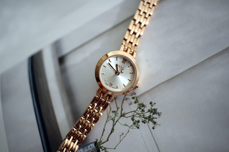 <b><p>round Classy Rose Gold Woman metal watch</p></b><b><p>ラウンド クラス時 ローズゴールド 女性メタル時計 のファッション 手首 洗練された</p></b><br /><br /><p align='center'>
