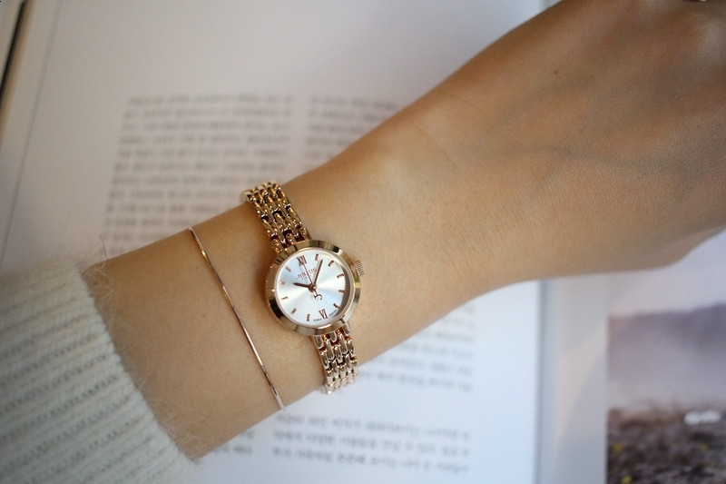 <b><p>round Classy Rose Gold Woman metal watch</p></b><b><p>ラウンド クラス時 ローズゴールド 女性メタル時計 のファッション 手首 洗練された</p></b><br /><br /><p align='center'>