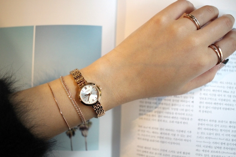 <b><p>round Classy Rose Gold Woman metal watch</p></b><b><p>ラウンド クラス時 ローズゴールド 女性メタル時計 のファッション 手首 洗練された</p></b><br /><br /><p align='center'>
