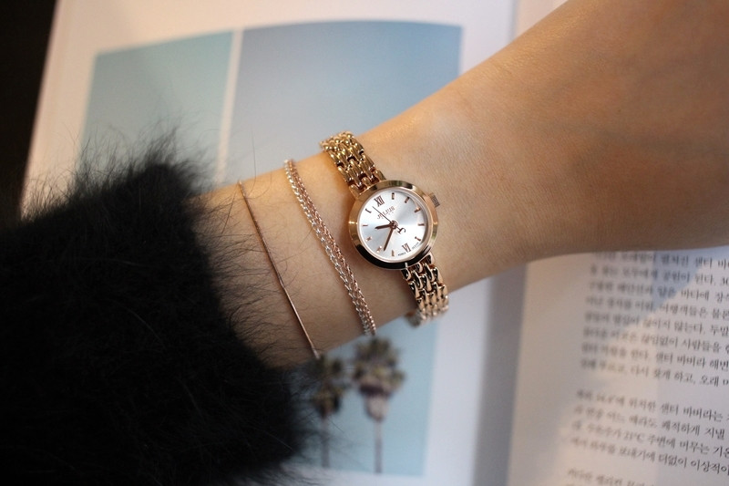 <b><p>round Classy Rose Gold Woman metal watch</p></b><b><p>ラウンド クラス時 ローズゴールド 女性メタル時計 のファッション 手首 洗練された</p></b><br /><br /><p align='center'>