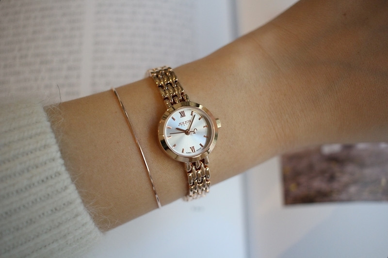 <b><p>round Classy Rose Gold Woman metal watch</p></b><b><p>ラウンド クラス時 ローズゴールド 女性メタル時計 のファッション 手首 洗練された</p></b><br /><br /><p align='center'>