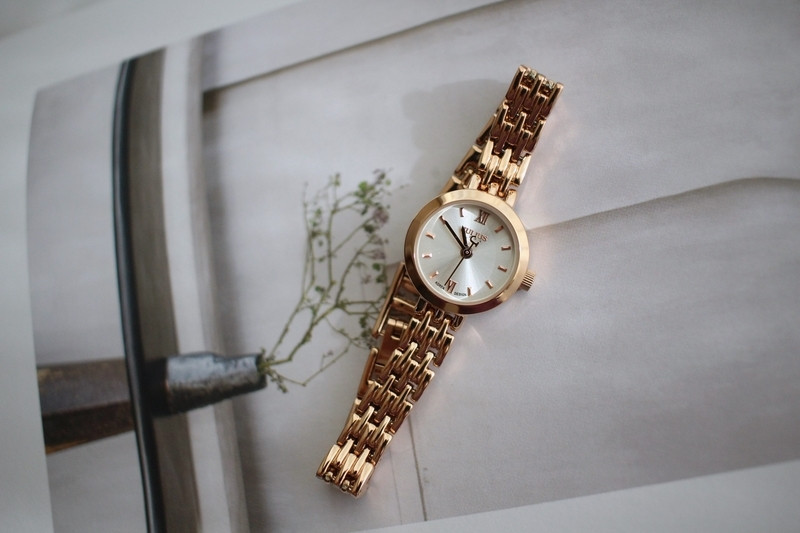 <b><p>round Classy Rose Gold Woman metal watch</p></b><b><p>ラウンド クラス時 ローズゴールド 女性メタル時計 のファッション 手首 洗練された</p></b><br /><br /><p align='center'>
